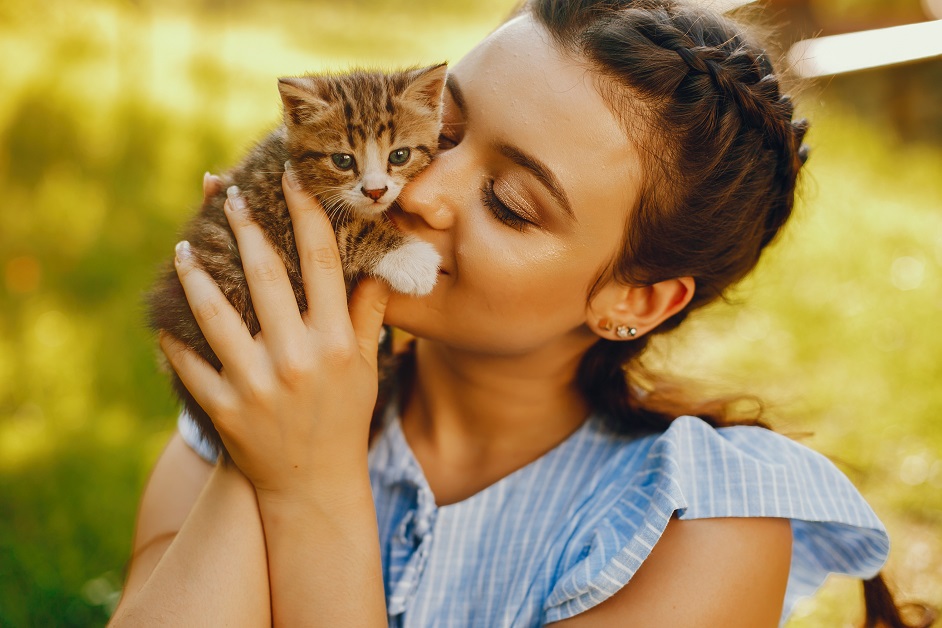 beautiful girl with cats La cura degli animali