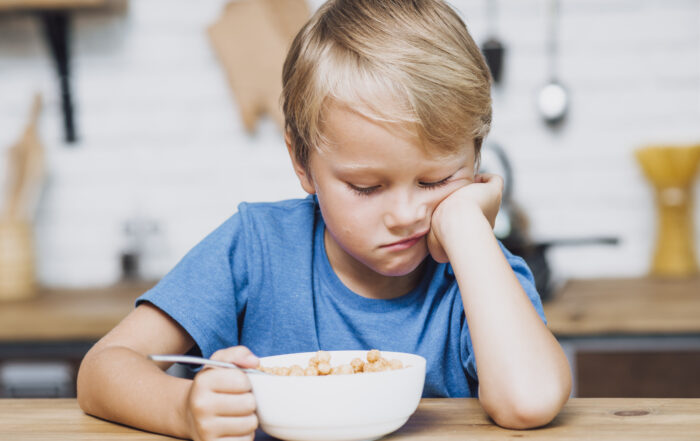 bambino capriccioso a tavola
